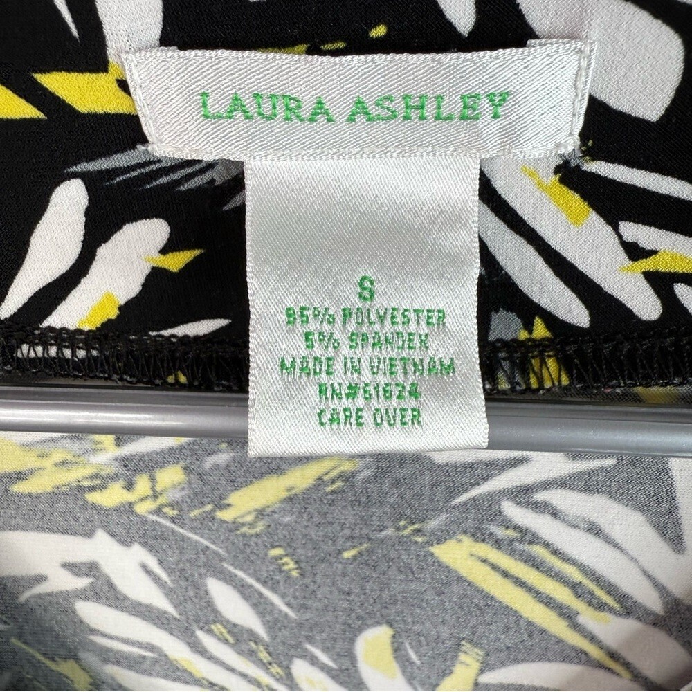 Laura Ashley T-shirt abstract Black and Yellow Floral V-Neck Top - Picture 9 of 11